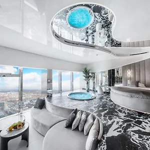 Sky Tower Z Jakuzzi Przy Oknie Апартаменты